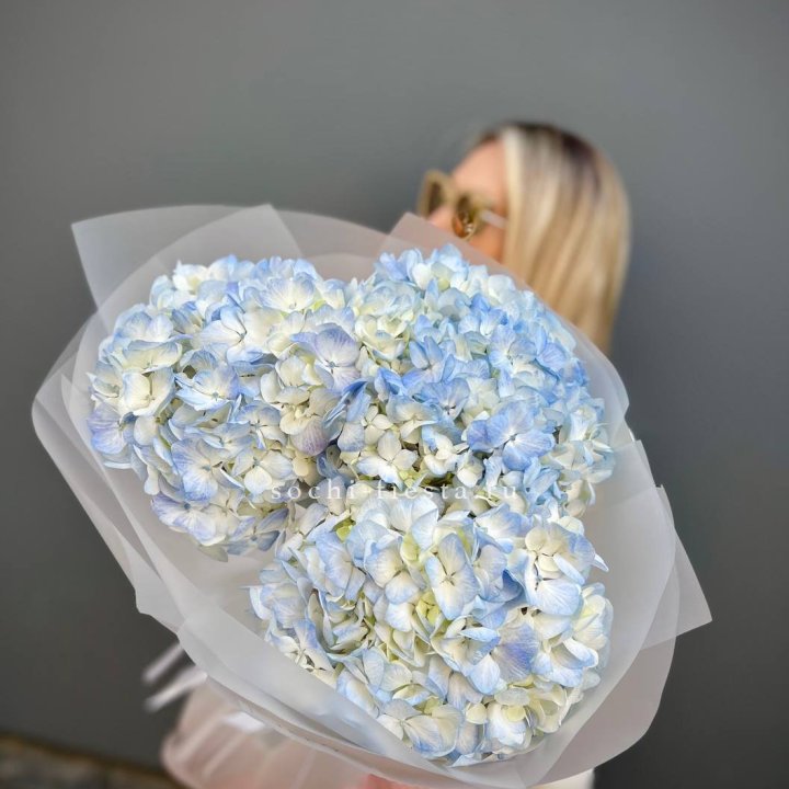Букет из 3 голубых гортензий  в Чите