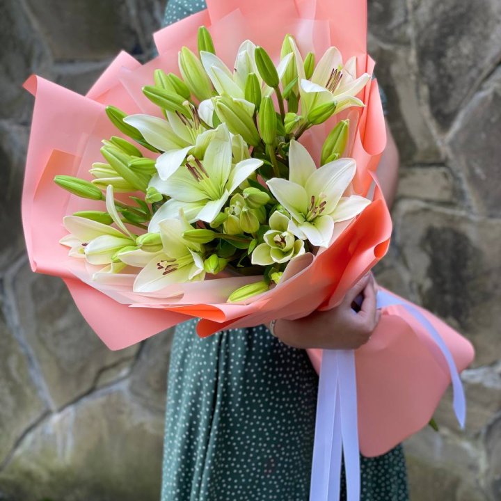 Букет из 7 белых лилий в Чите