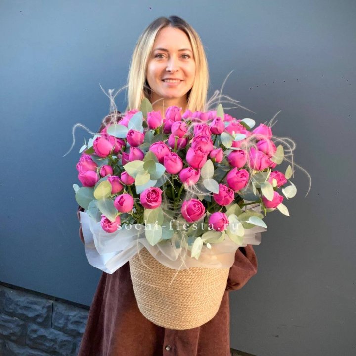 Пионовидные розы  в джутовом кашпо  в Чите