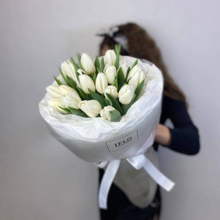  19 белых воздушных тюльпанов в Чите