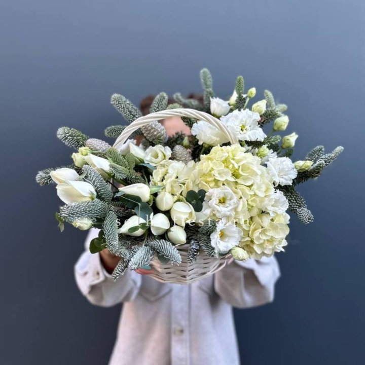 Новогодняя корзина с цветами в Чите