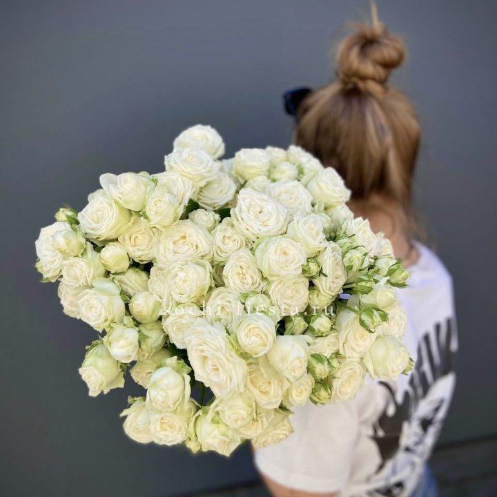 Охапка кустовых роз бомбастик  в Чите