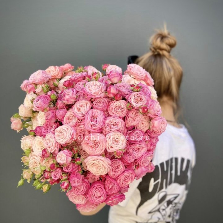 Охапка кустовых роз бомбастик пинк в Чите