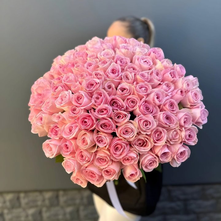 Охапка из 101 розовой розы в Чите