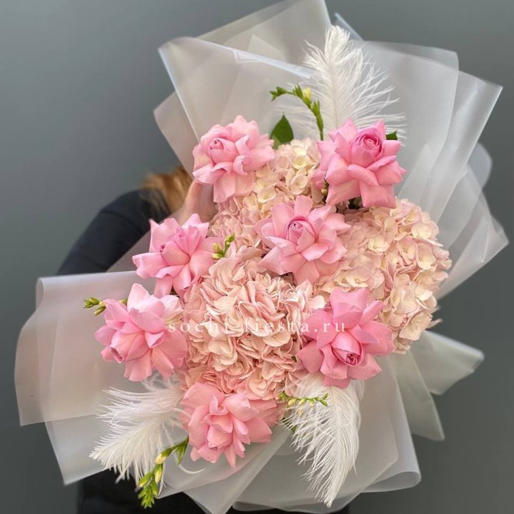  Букет  из гортензий и розовых роз в Чите