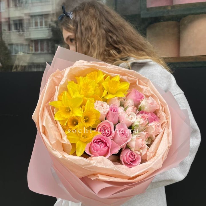 Букет роз и нарциссов в Чите
