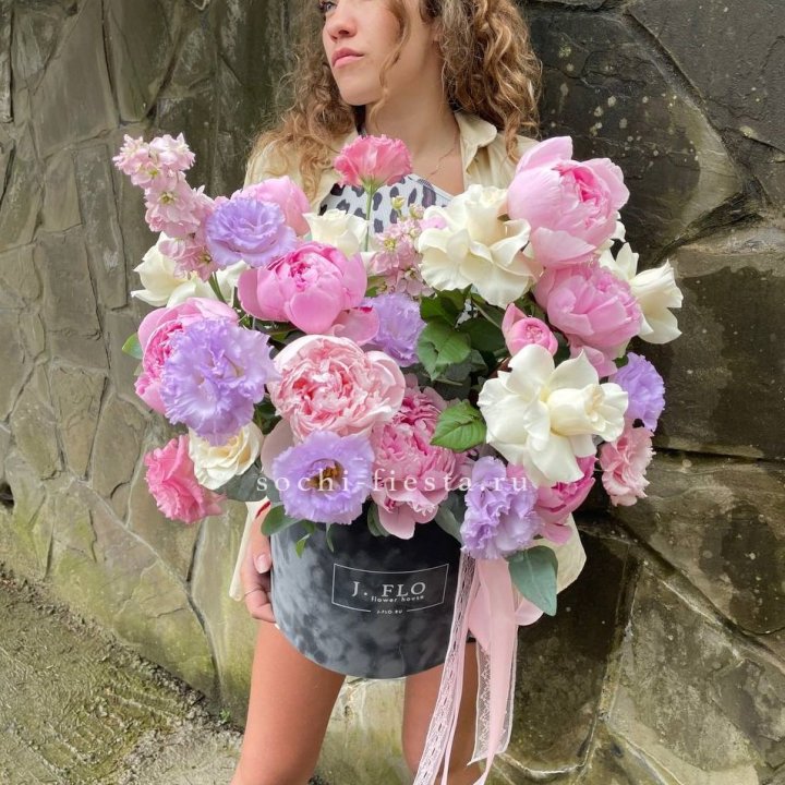 Дизайнерский цилиндр с пионами в Чите