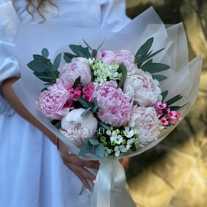 7 зефирных пионов с эвкалиптом в Чите