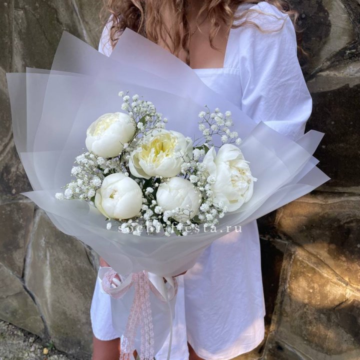 Букет белых пионов "Файв" в Чите