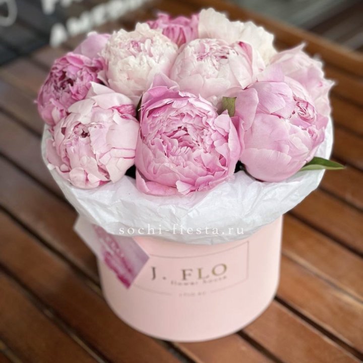 Цилиндр с пионами "Лилу" в Чите