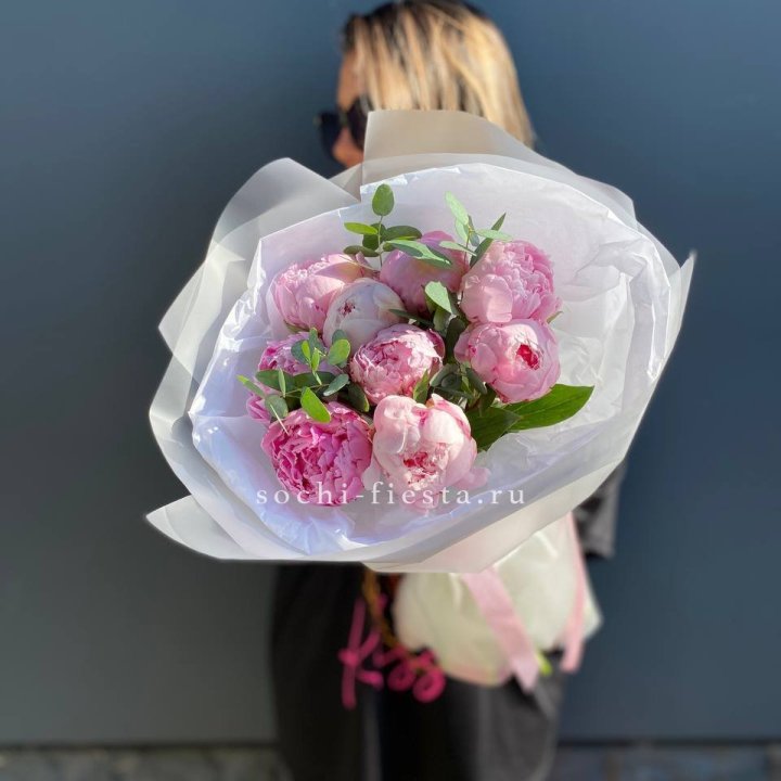 9 пионов с эвкалиптом в Чите