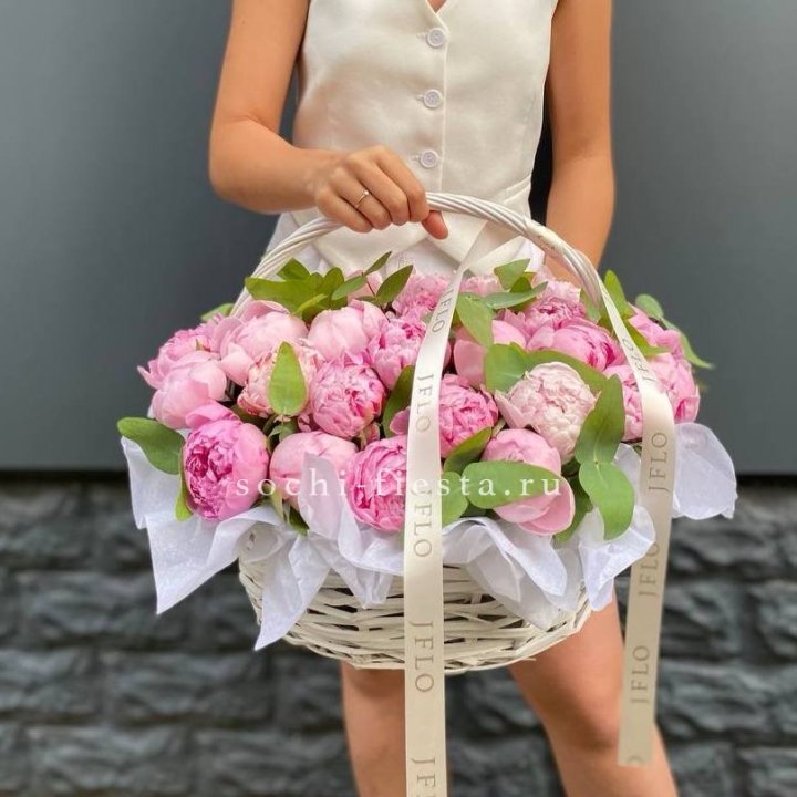 29 пионов в корзине в Чите