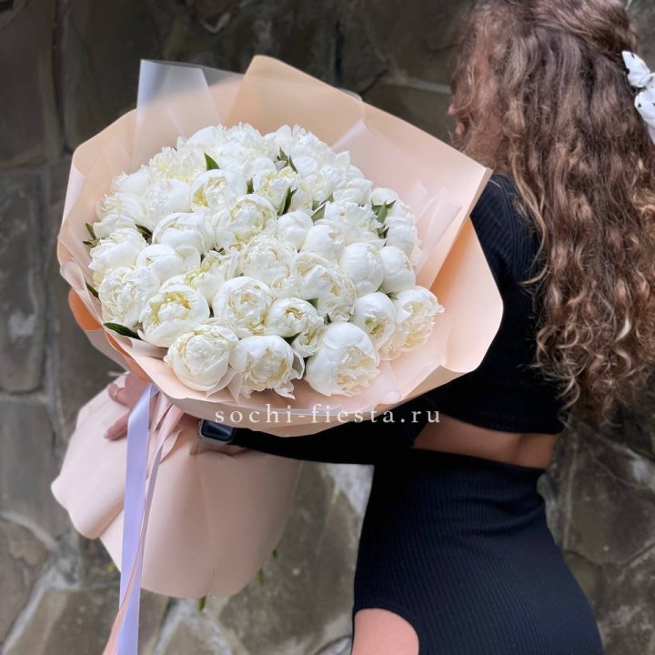 35 белых пион в Чите