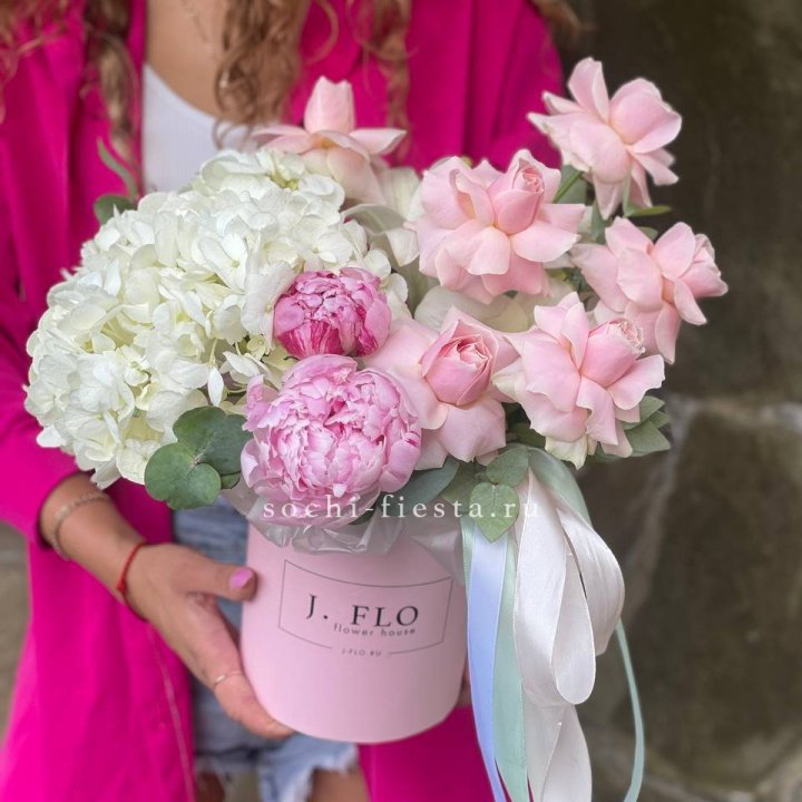 Цилиндр с пионами "Алисия" в Чите