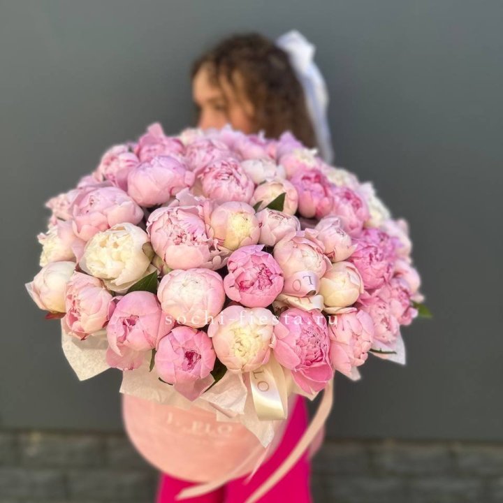 51 нежных пионов  в цилиндре в Чите