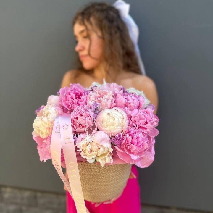 15 пионов в джутовом кашпо в Чите