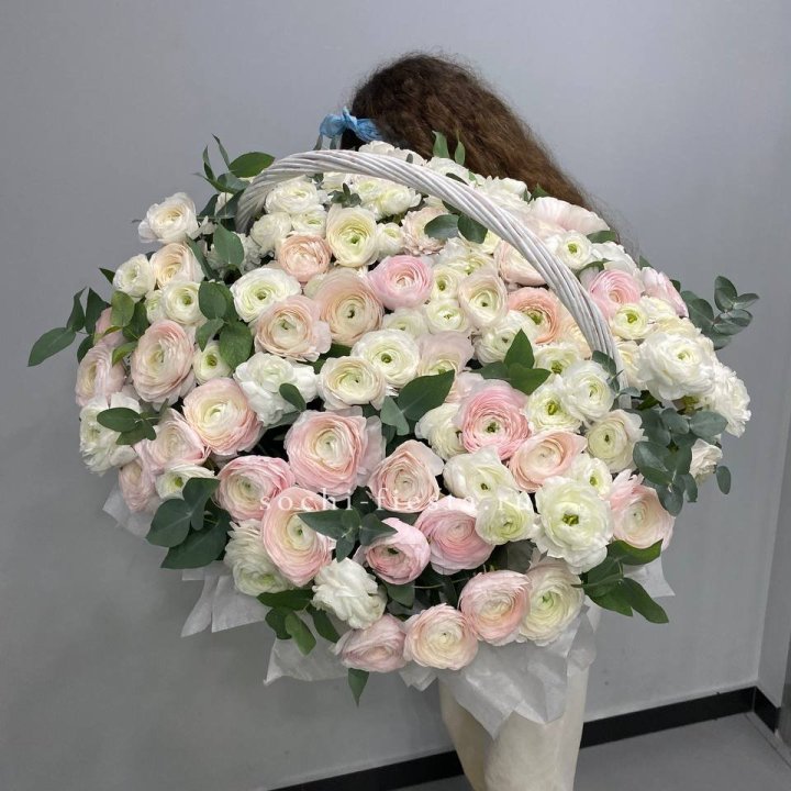 Ранункулюсы в корзине в Чите