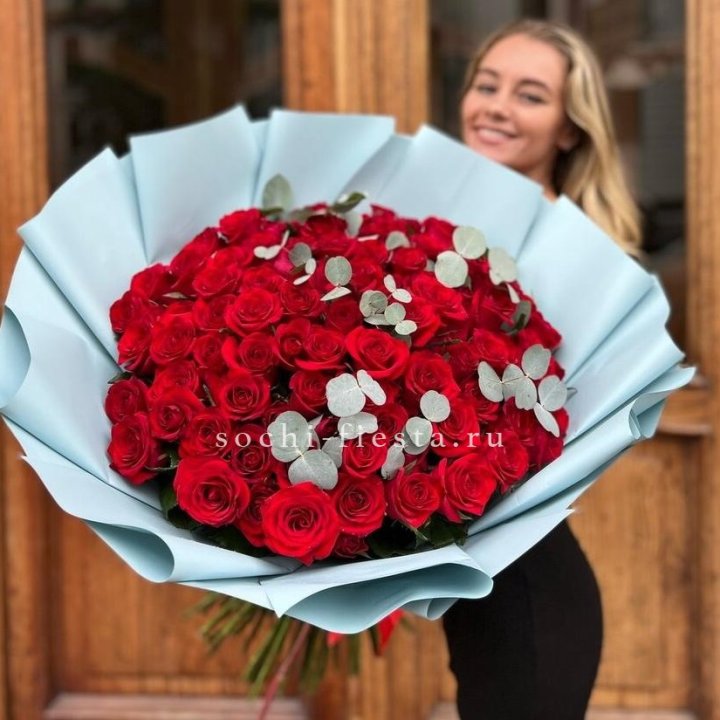 101 красная роза с эвкалиптом в Чите