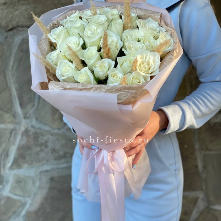 25 белых роз с сухоцветами в Чите