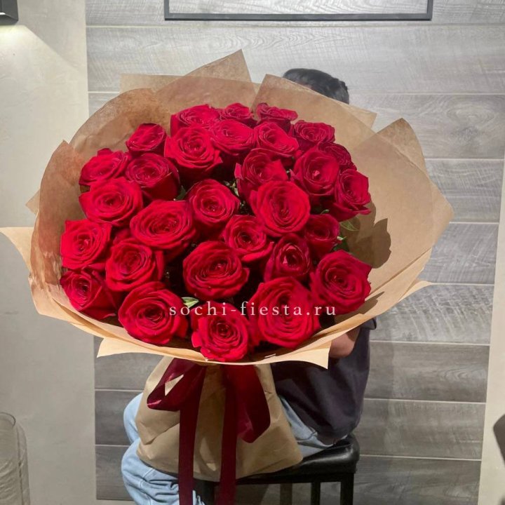 37 красных роз в крафте в Чите