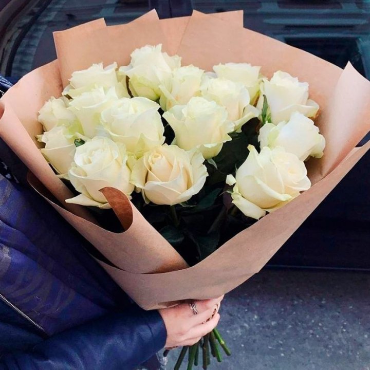 15 белых роз "Крафт" в Чите