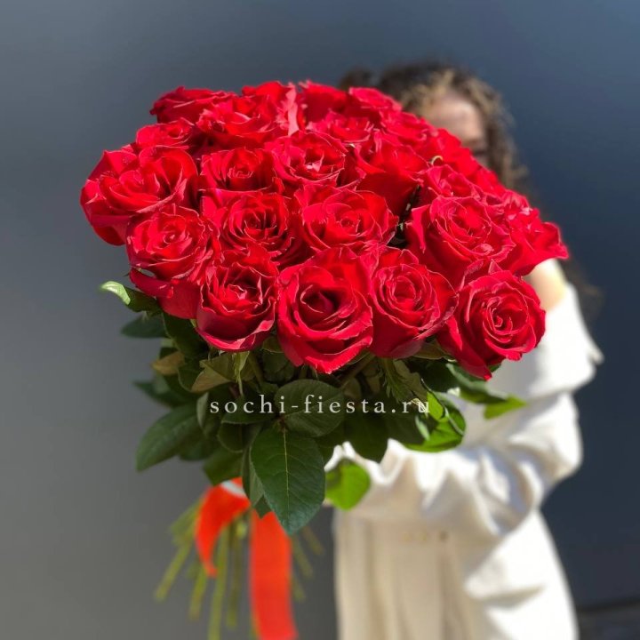 25 высоких красных роз в Чите