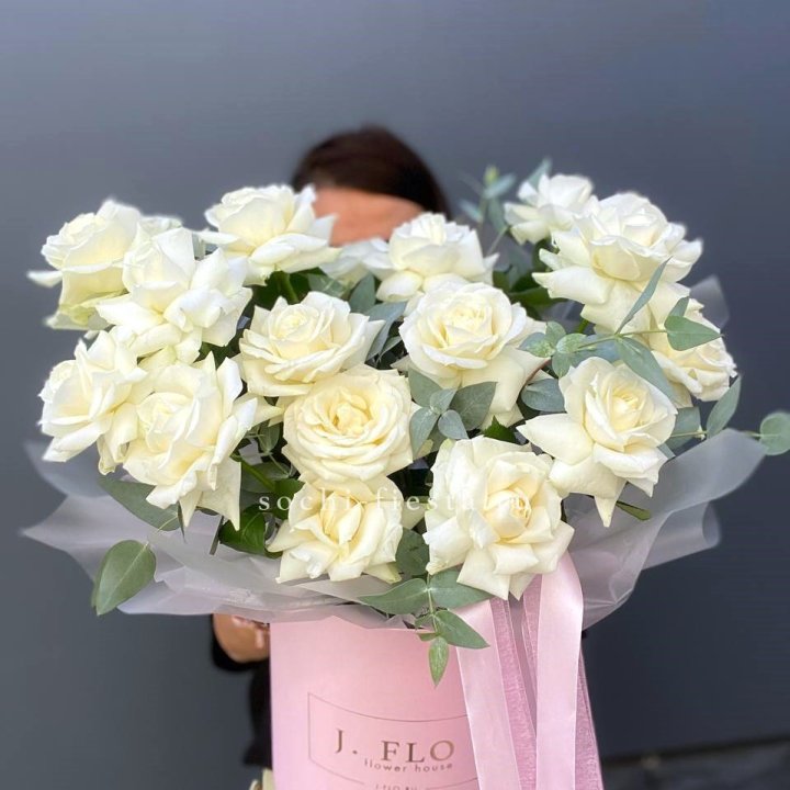17 Французских белых роз в боксе в Чите