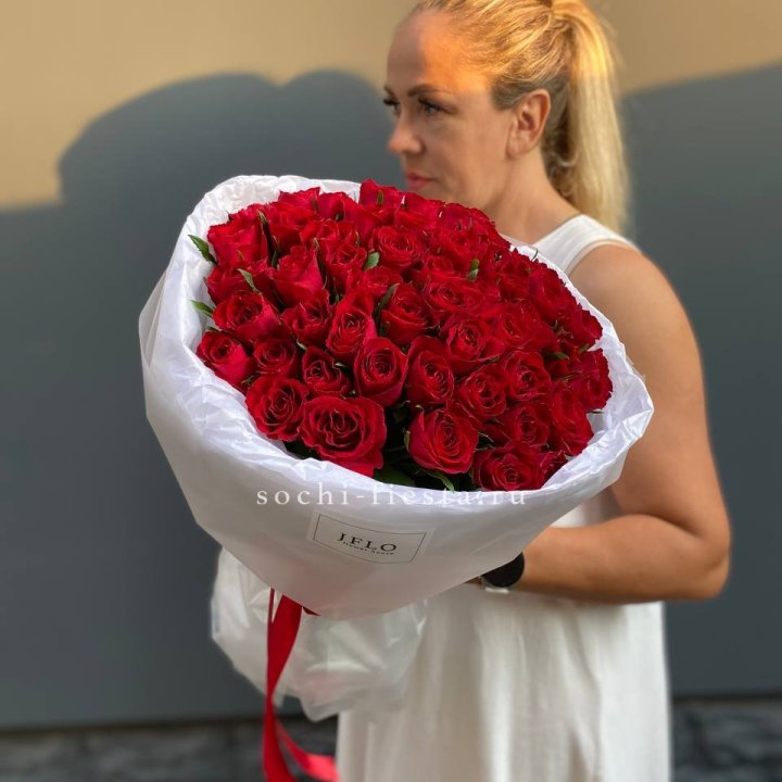 51 роза мадам ред в нежном оформлении в Чите