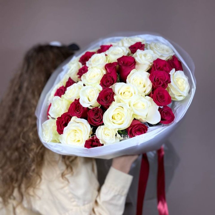 Букет из красных белых 45 роз в Чите