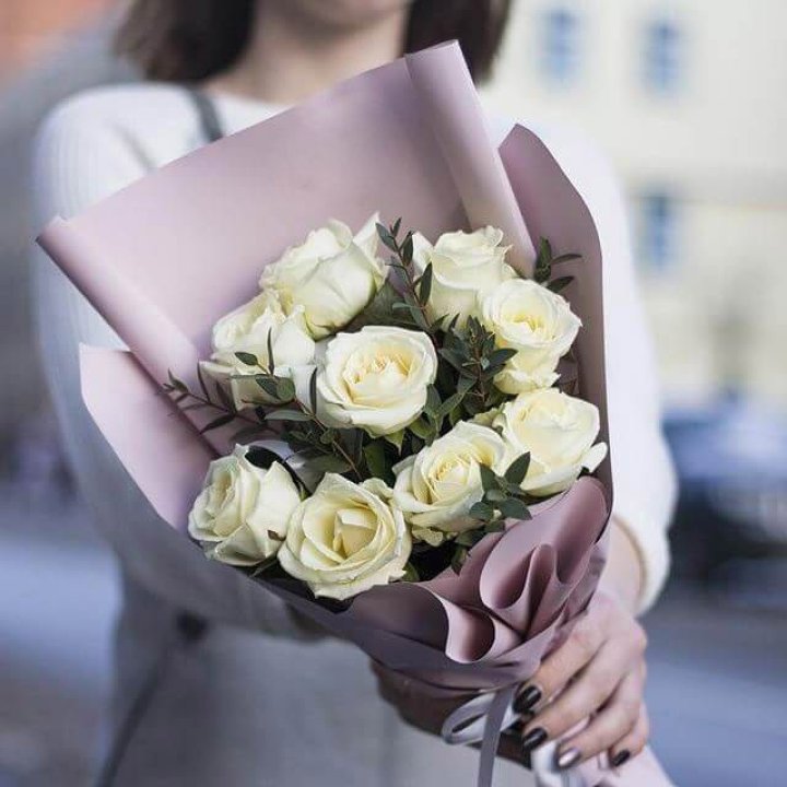 9 белых  роз "Минт" в Чите