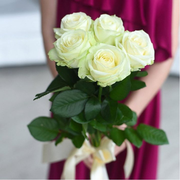 5 белых роз в Чите