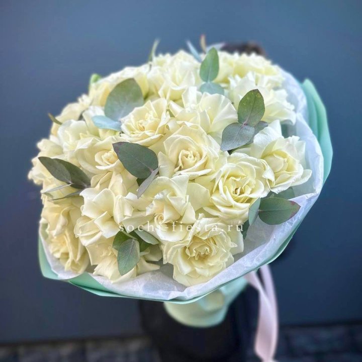 25 Белых французских роз "Ноте бьянка" в Чите