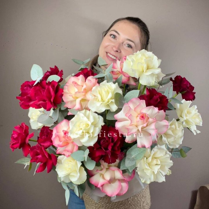 35 французских роз микс в джутовом боксе в Чите