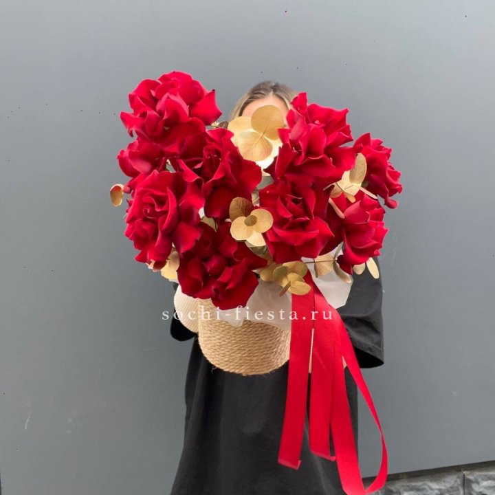 Красные французские розы в джутовом кашпо в Чите