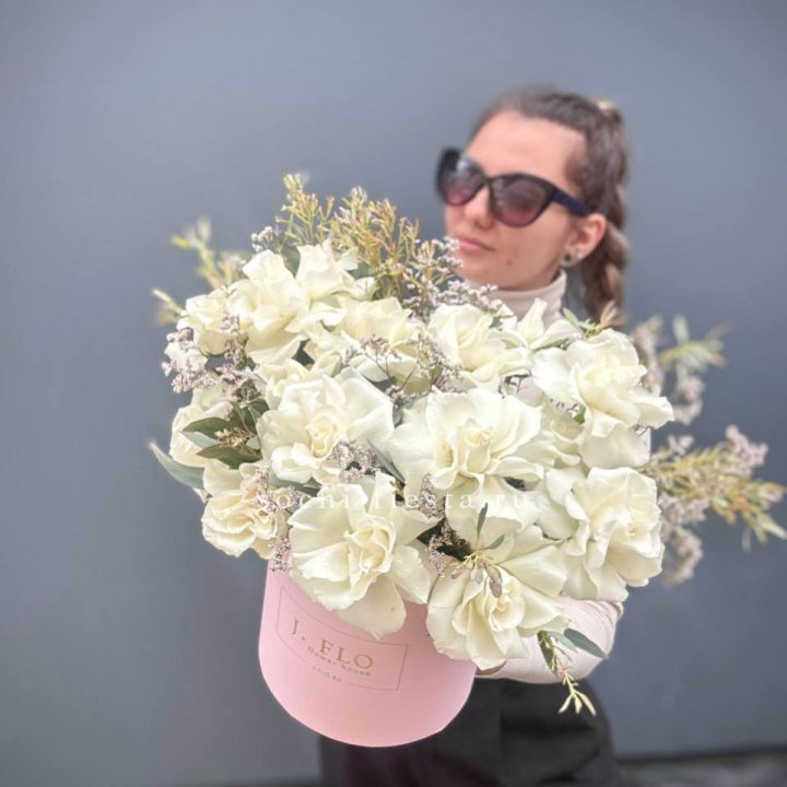 17 Французских белых роз в коробке Афина в Чите