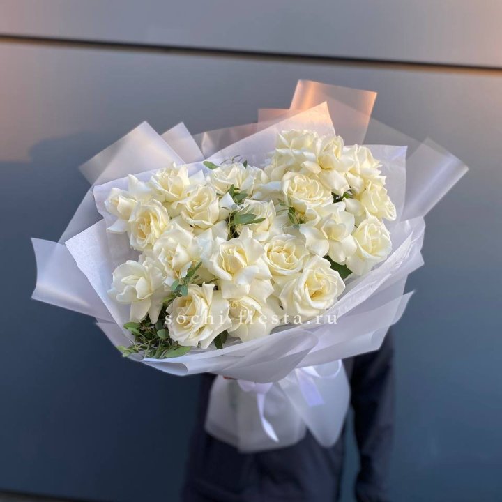 Пышный букет из белых роз в Чите