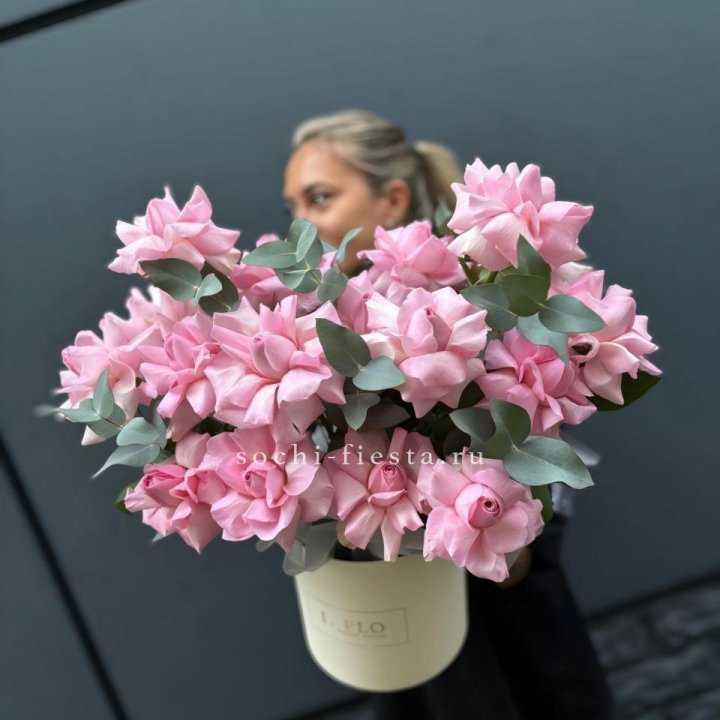 17 Розовых французских роз в боксе в Чите