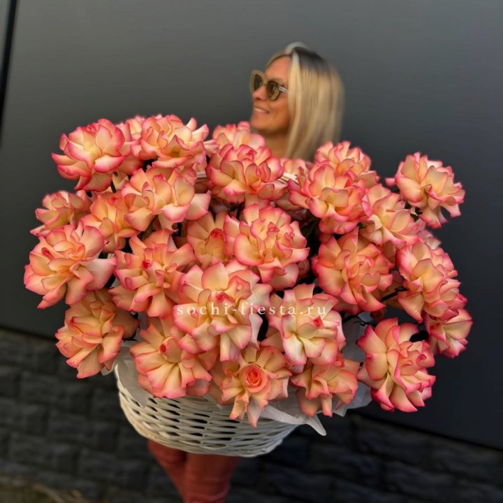 45 французских роз Джумилия в корзине в Чите