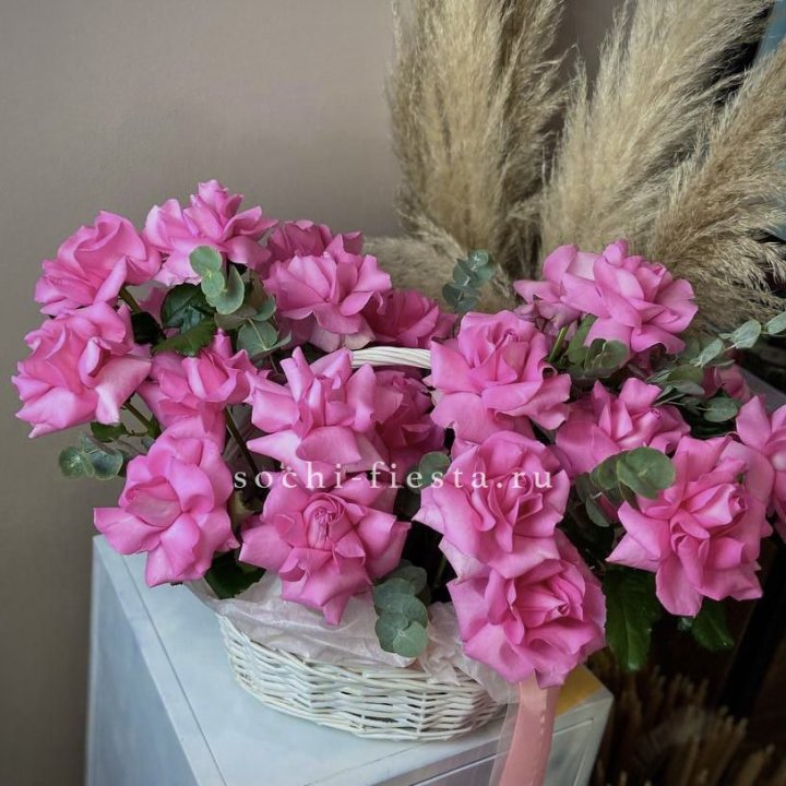 25 роз в цветочной корзине Пинк в Чите