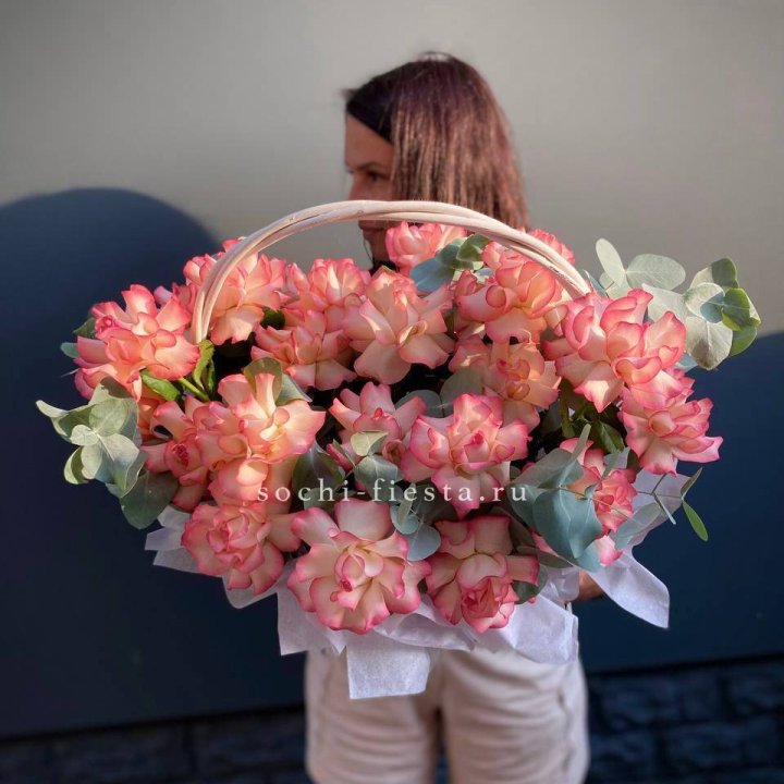 25 Французских роз Джумилия в корзине в Чите