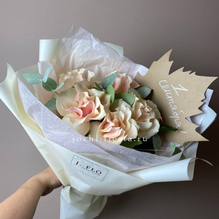 Букет кремовых роз к дню знаний в Чите