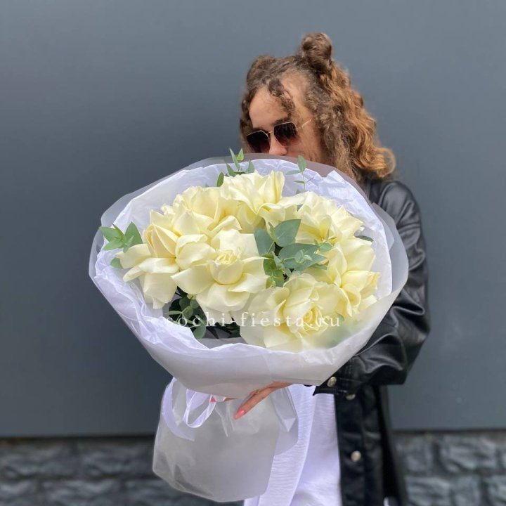 7 Белых французских роз  в Чите