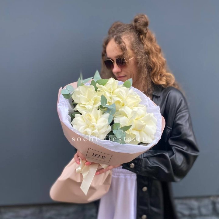 5 Белых французских роз в Чите