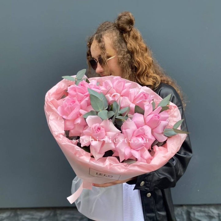 7 розовых роз в Чите