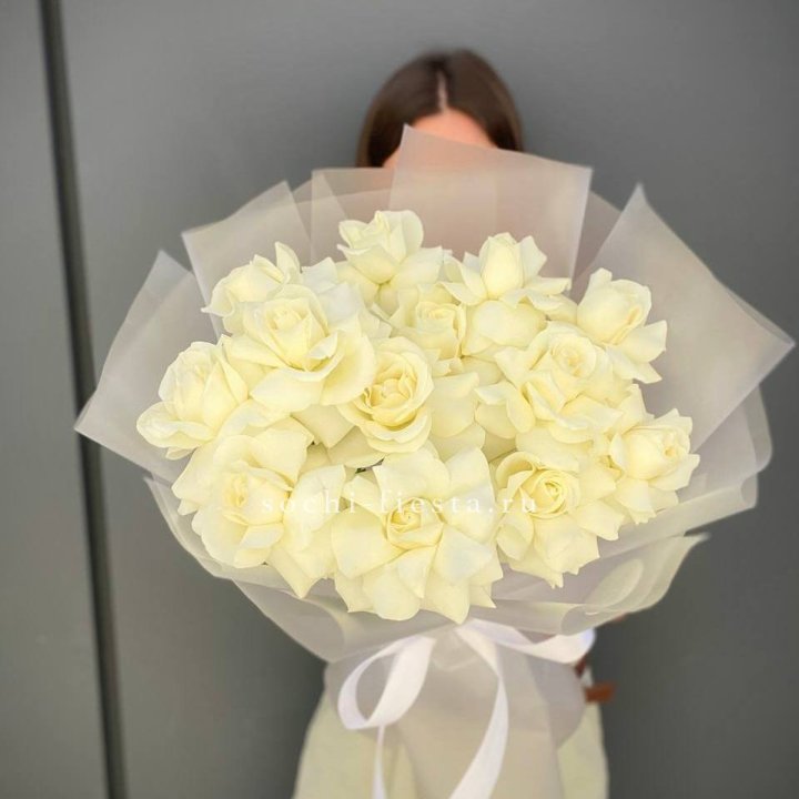 13 белых роз в Чите