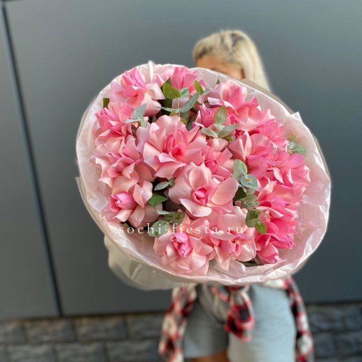 17 розовых роз в Чите