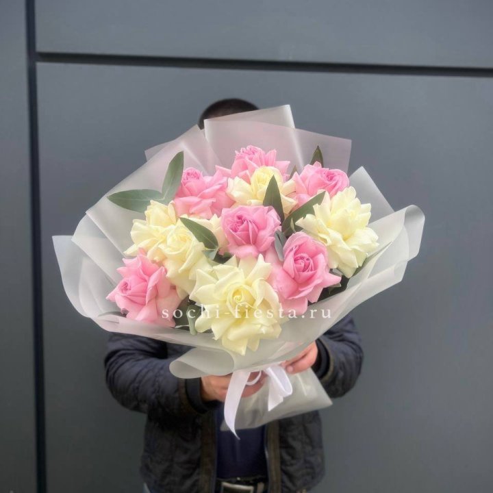 11 бело-розовых роз в Чите