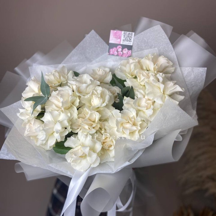 21 французских роз с эвкалиптом в Чите