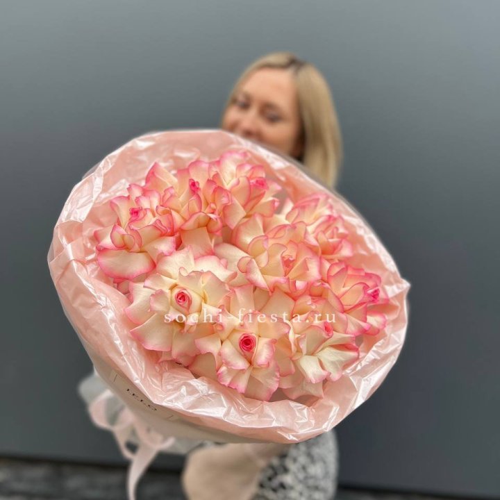 9 французских роз Джумилия в нежном оформлении в Чите