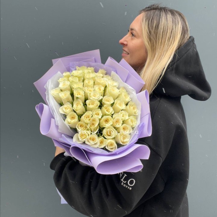 51 белая кенийская роза в оформлении в Чите